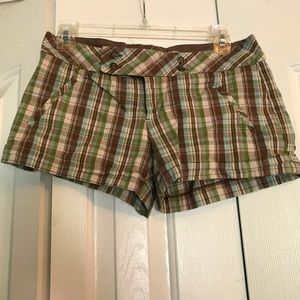Plaid shorts with cute buttons